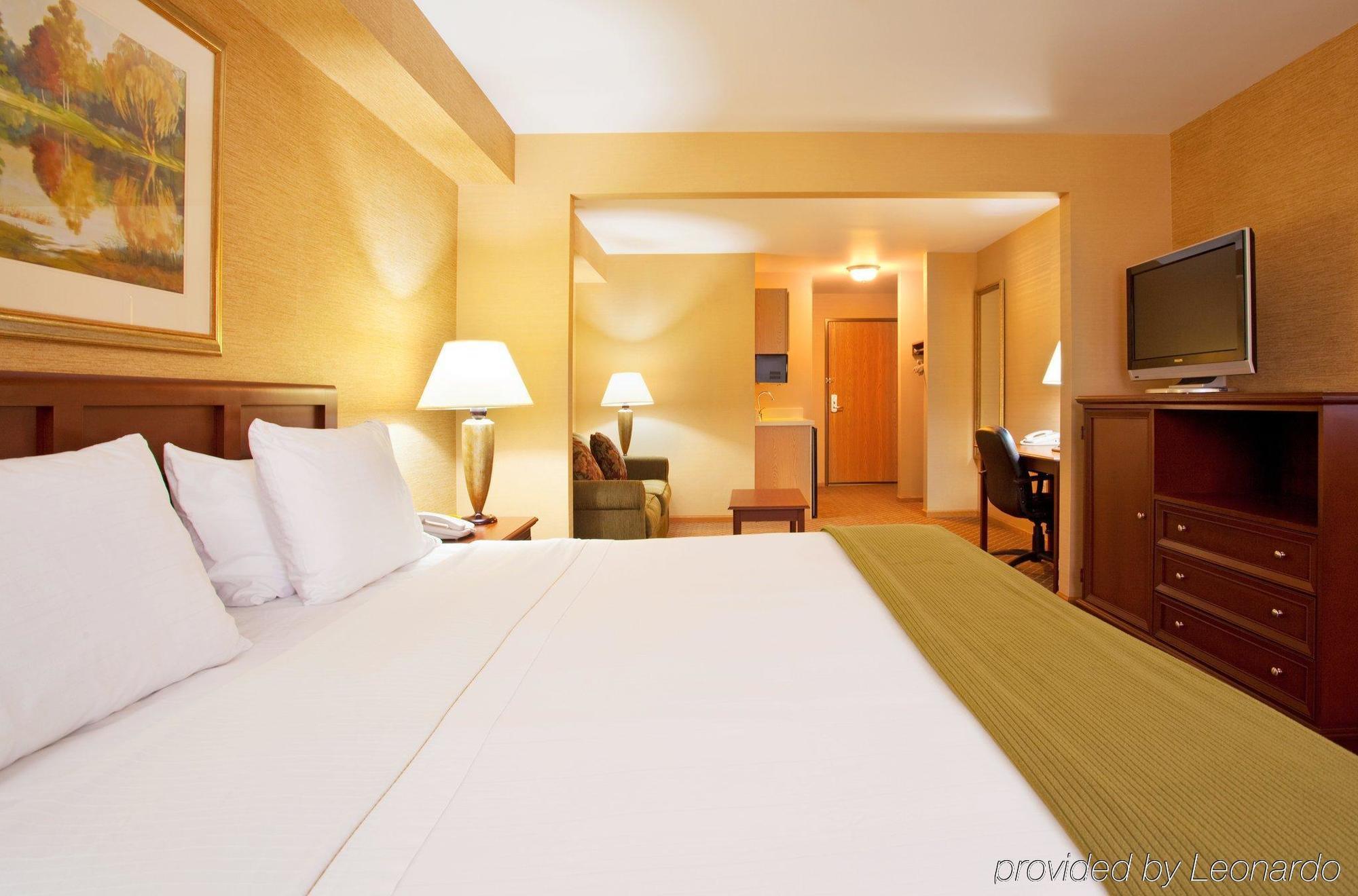 Holiday Inn Express & Suites Iron Mountain, An Ihg Hotel Szoba fotó