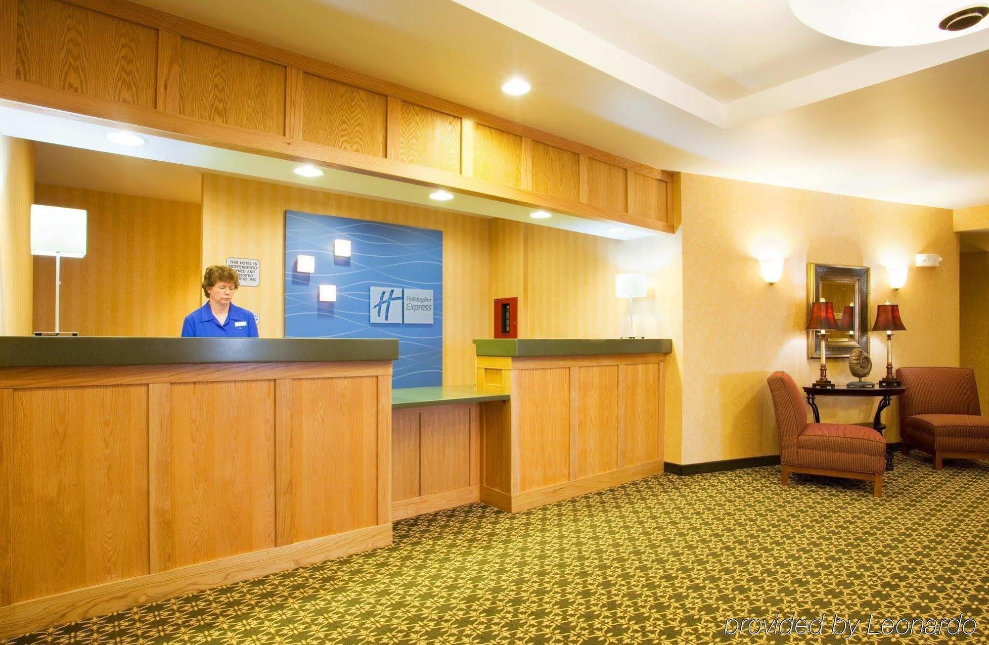 Holiday Inn Express & Suites Iron Mountain, An Ihg Hotel Beltér fotó